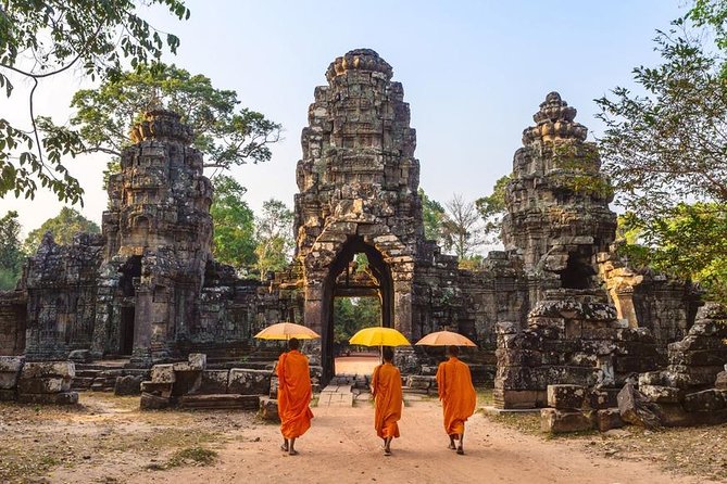 Angkor Wat plus Balloon Ride with Khmer Lunch - Entering Angkor Wat with a Cambodian scholar