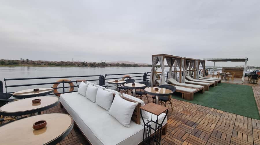 Aswan: 4-Day Egypt Private Tour with Nile Cruise, Balloon - Abu Simbel and the long road south