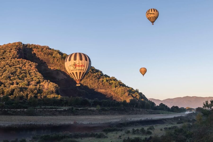 Balloon flight in la Garrotxa with transfer from Barcelona - One to one and a half hours over volcanic country
