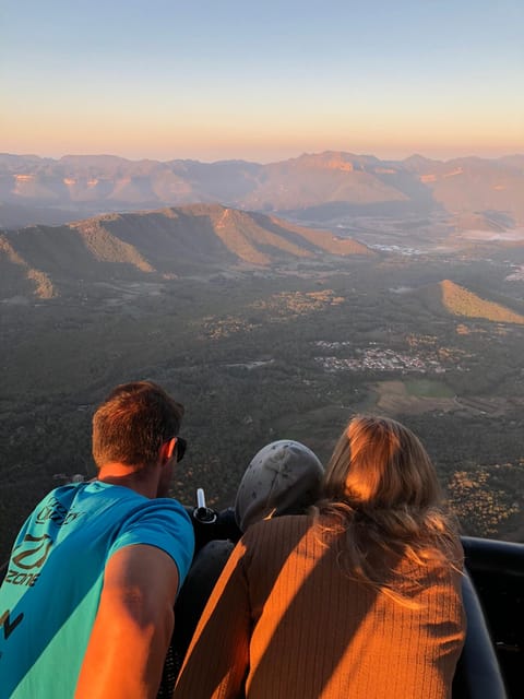 Balloon flight in la Garrotxa with transfer from Barcelona - Following the balloon by 4x4