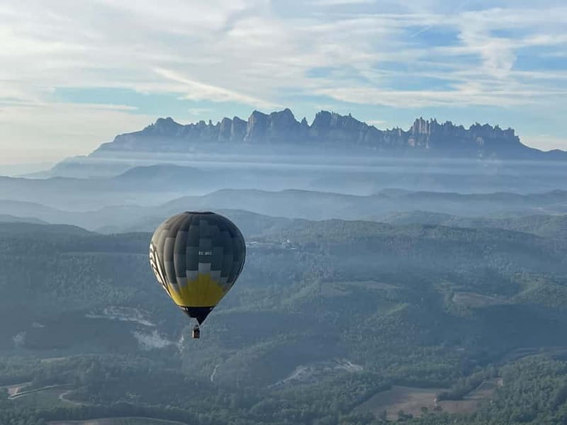 Balloon flight: panoramic view of Montserrat and Transport from Barcelona - A ground crew that stays with the flight