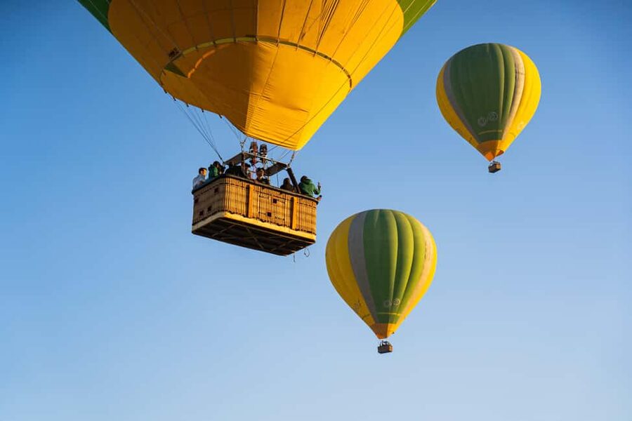 Barcelona: Private Hot Air Balloon Ride - A 1-hour-and-15-minute flight with a moving route