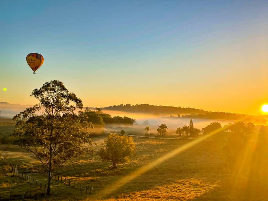 Byron Bay: Sunrise Hot Air Balloon Flight with Breakfast - The 3/4 to 1-hour flight above Byron Bay