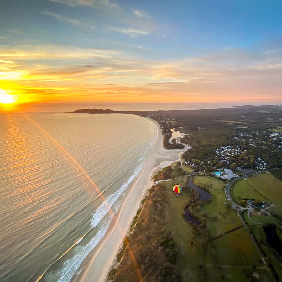 Byron Bay: Sunrise Hot Air Balloon Flight with Breakfast - Breakfast at Three Blue Ducks