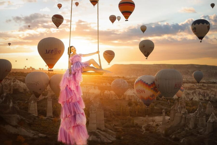 Cappadocia: Taking photo with Swing at hot air balloon view - Hair, makeup, and preparation