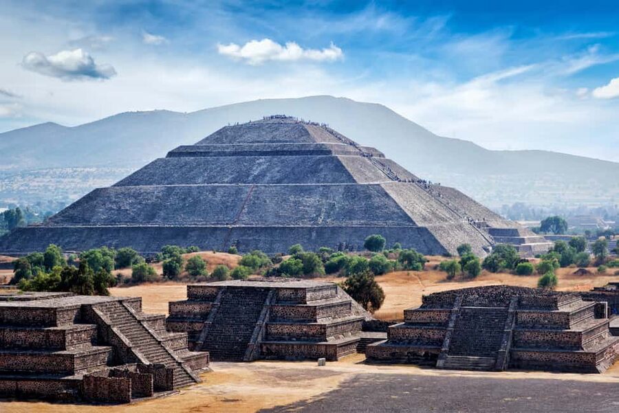 CDMX: balloon ride over Teotihuacan with transportation included - Preparing at the balloon port