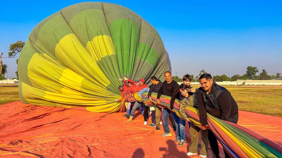 CDMX: balloon ride over Teotihuacan with transportation included - Breakfast, toast, and the flight certificate