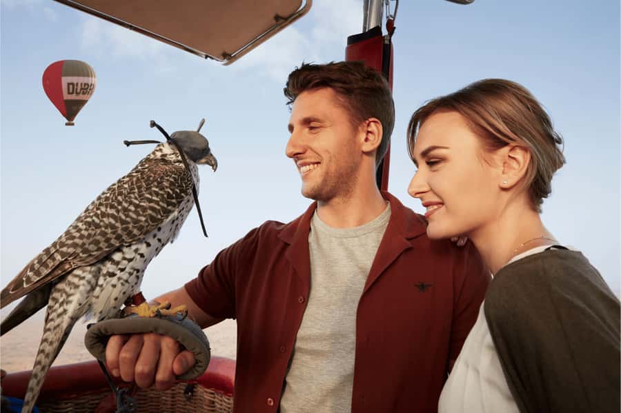 Dubai: Luxury Balloon Flight with Michelin-Curated Breakfast - Flying with a falcon over the desert