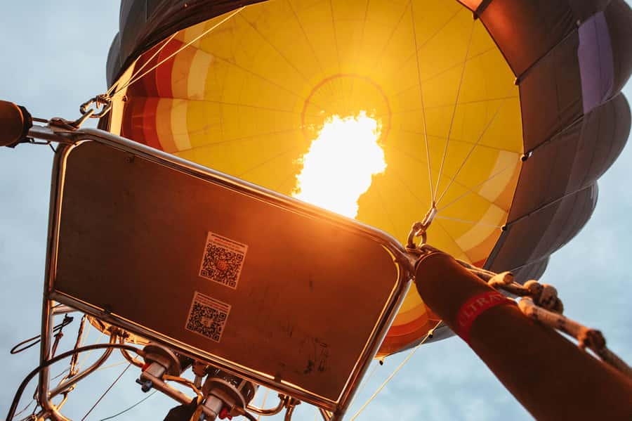 Dubai: Sunrise Hot Air Balloon Tour Over the Desert - What the flight feels like