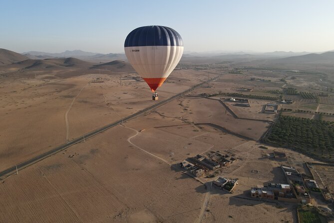 Fly in a hot air balloon in the sky of the Atlas in Marrakech - Tea, coffee, and the balloon preparation