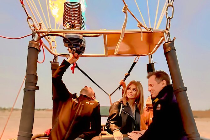 Fly in a hot air balloon in the sky of the Atlas in Marrakech - Landing, photos, and the breakfast afterward