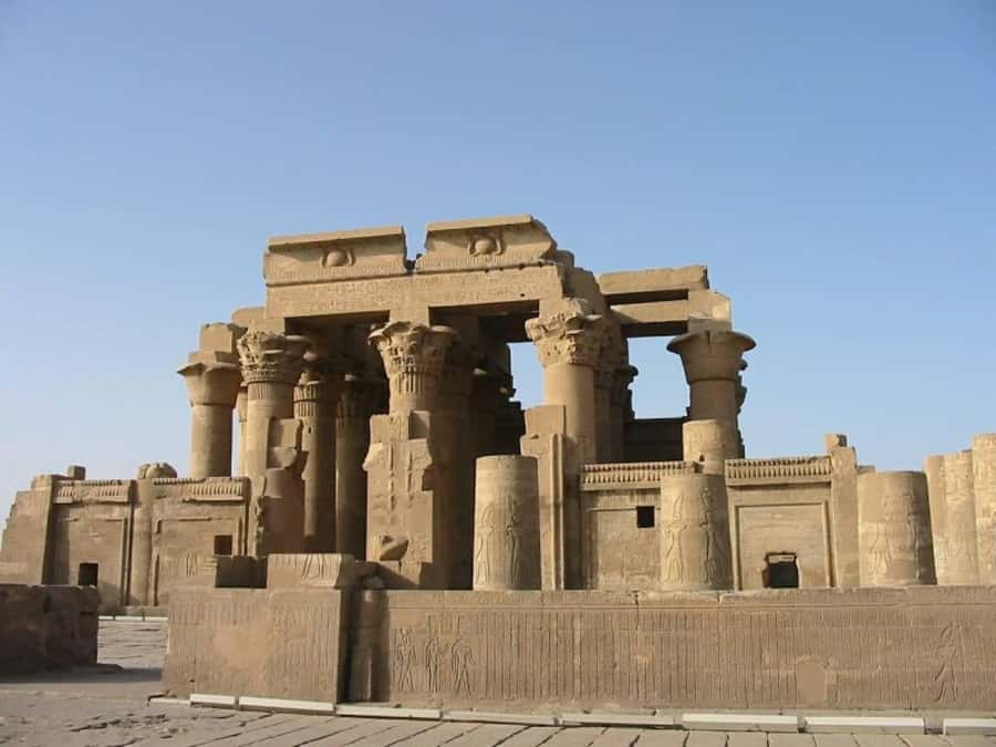From Cairo: 5-Day Tour with Nile Cruise, Balloon, & Flights - Day 1: Pyramids, museum treasures, and dinner on the Nile