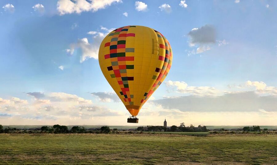 From Madrid: Segovia Hot Air Balloon - Watching the balloon come alive