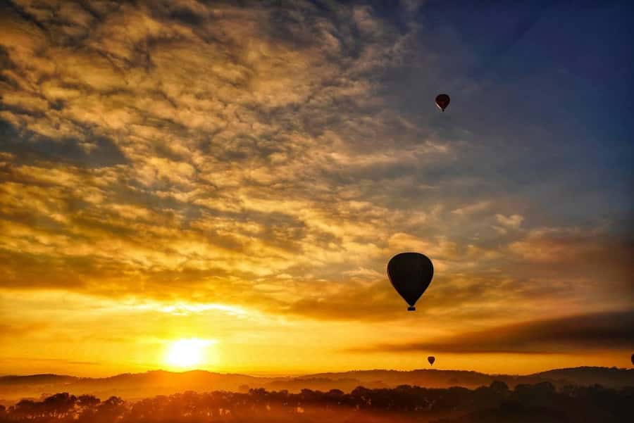 Geelong: Balloon Flight at Sunrise with Breakfast - Helping prepare the balloon