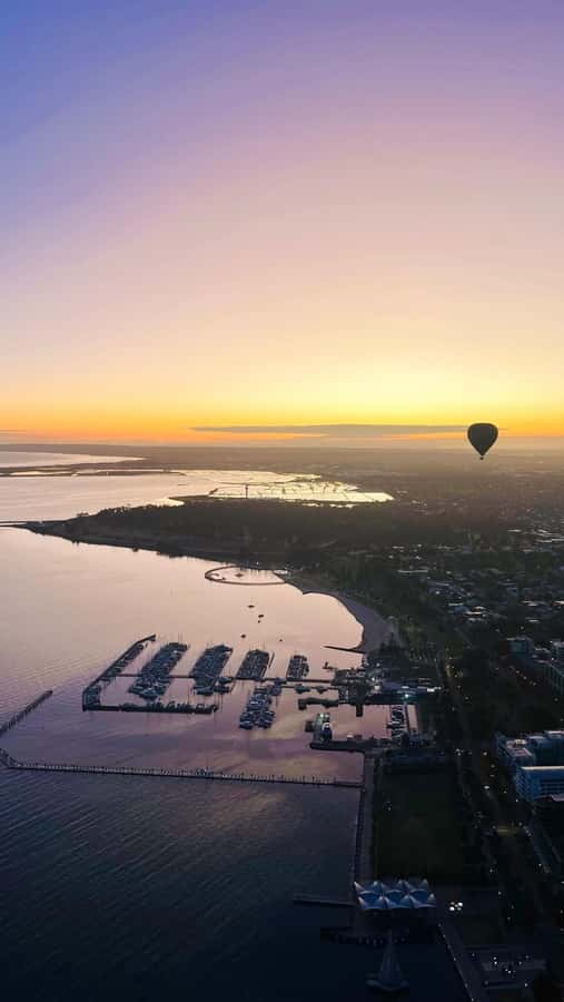 Geelong: Balloon Flight at Sunrise with Breakfast - Meeting at Holiday Inn & Suites Geelong