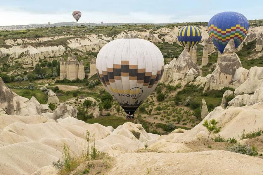 Göreme: Sunrise Hot Air Balloon Ride over Cappadocia - Light snacks while the balloons take shape