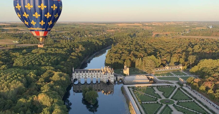 Hot Air Balloon Flight above the Castle of Chenonceau - Watching the balloon come alive