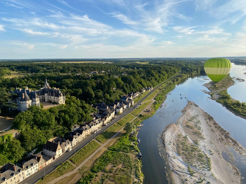 Hot air balloon flight:Chambord, Chenonceau,Cheverny,Blois - Meeting at Contres before the flight