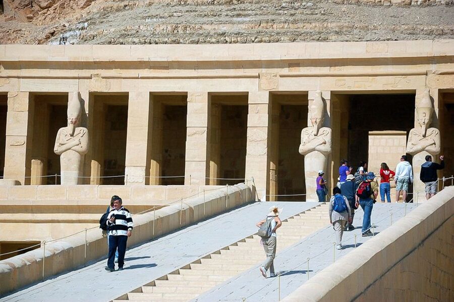 Hurghada: 2-Day Luxor Tour with Hotel, Balloon, & Nile Boat - Luxor Temple after the crowds and heat