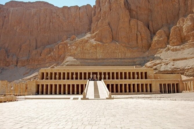 Hurghada: Over Day Tour to Luxor & Balloon Ride & Felucca - Hatshepsut and Memnon bring the West Bank together