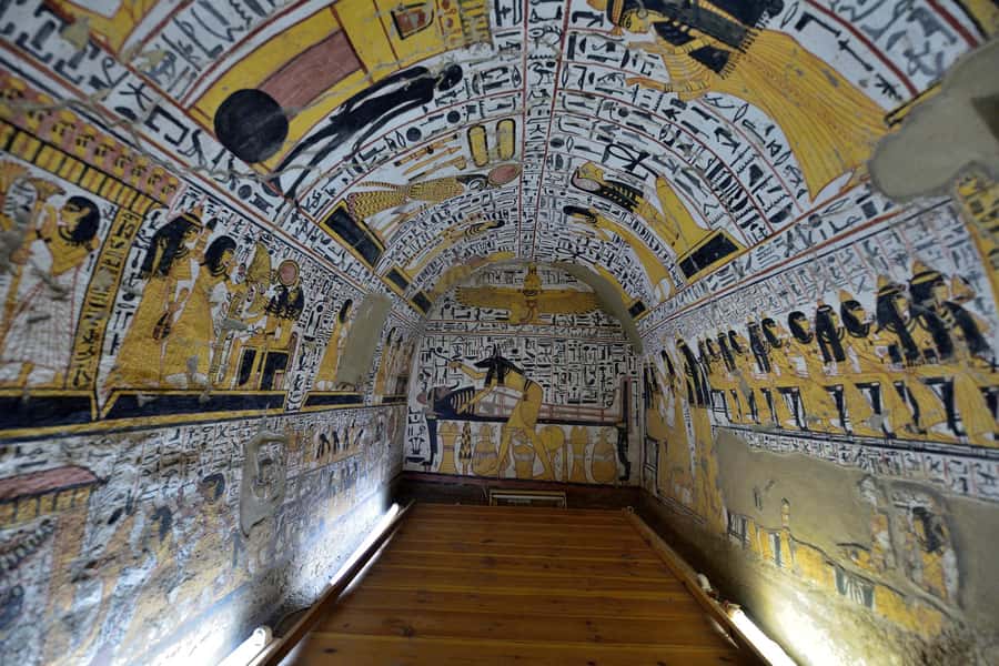 Luxor: Hot Air Balloon & Private tour to West bank and Lunch - Deir el-Medina connects the monuments to their makers