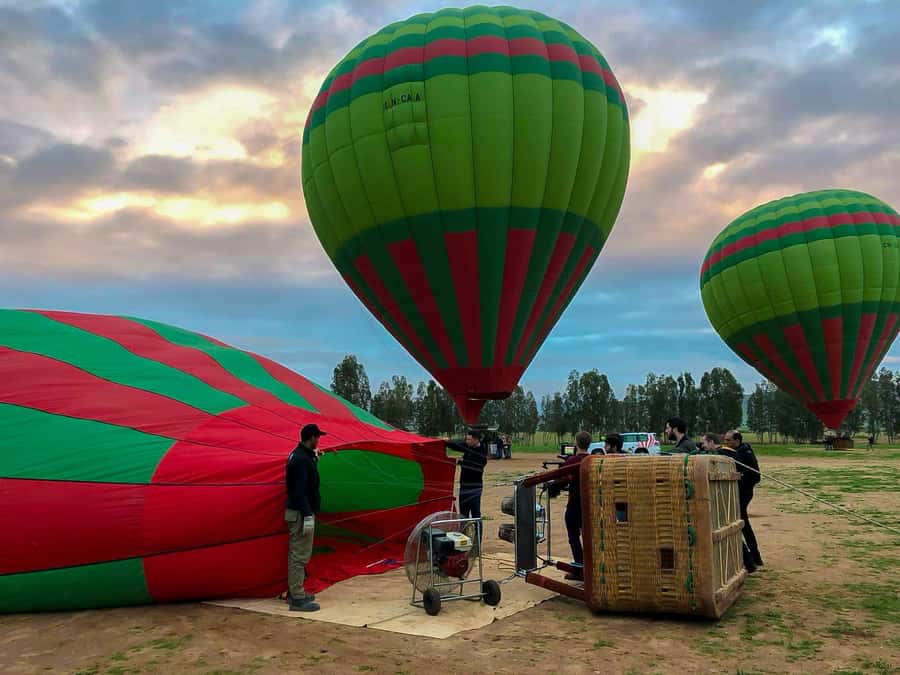 Marrakech: Private Hot Air Balloon Flight - Fruit juice and Moroccan pastries in the air