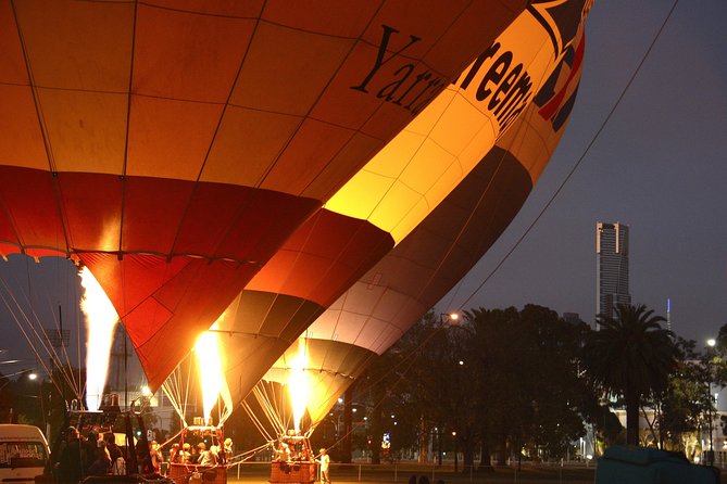 Melbourne sunrise balloon flight & champagne breakfast - The balloon flight and the people in the basket