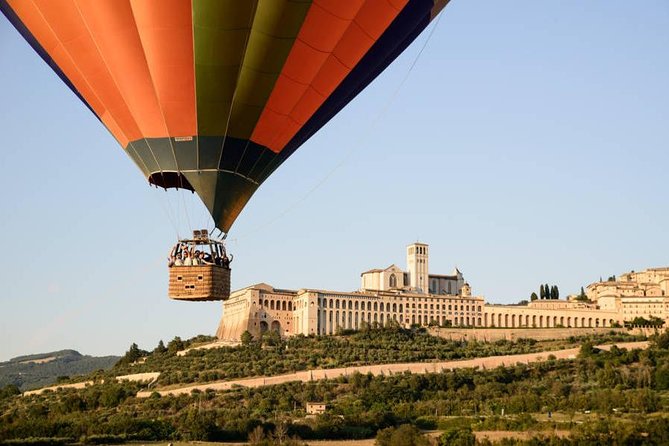 Professional hot air balloon rides at Assisi, Trasimeno in Umbria - The safety briefing and first minutes in the basket