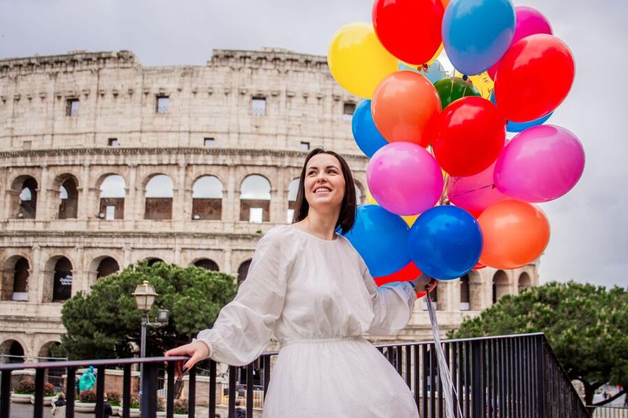 Rome: Professional Photoshoot With Balloons - A Colosseum photo session with a simple plan