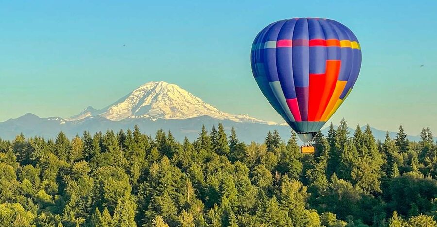 Seattle: Mt. Rainier Sunset Balloon Ride with Champagne - A 45 to 60-minute flight above Washington