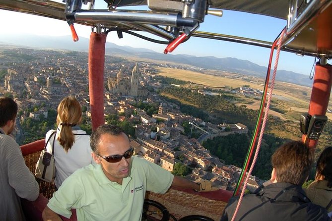 Segovia from the Skies: Sunrise Balloon Ride - Inside the basket: what one hour in the air feels like