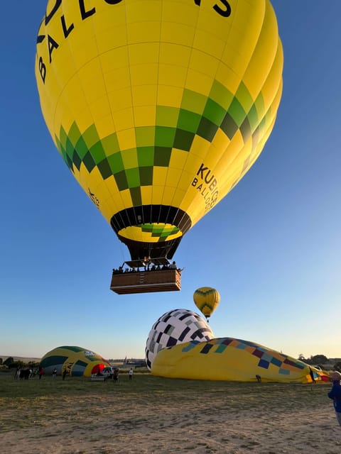 Segovia: Hot Air Balloon Flight with Picnic and Cava - Landing, breakfast, and the Cava toast