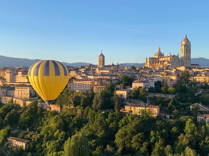 Segovia: Hot-air balloon ride with cava toast - Meeting near the Hospital de Segovia