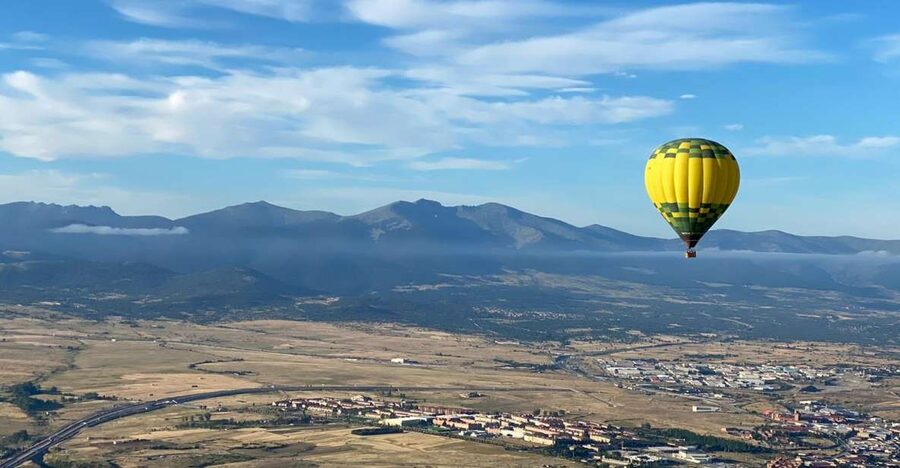 Segovia: Hot Air Balloon Ride with Picnic and Activity Video - Seeing Segovia from a moving basket