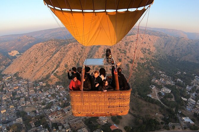 SkyWaltz Hot Air Balloon Safari - Watching the Balloon Come to Life