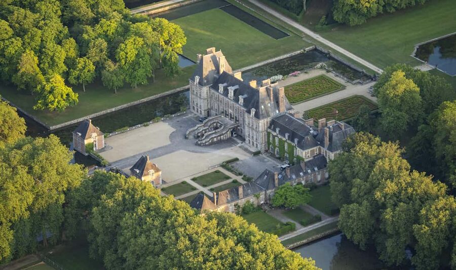 South of Paris: hot air balloon flight - A quiet view south of Paris
