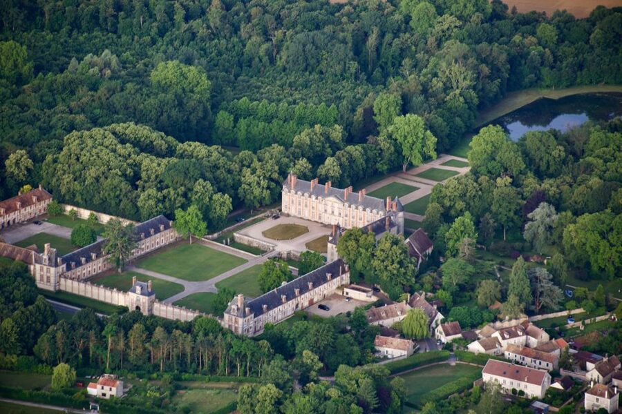 South of Paris: hot air balloon flight - Helping the balloon rise