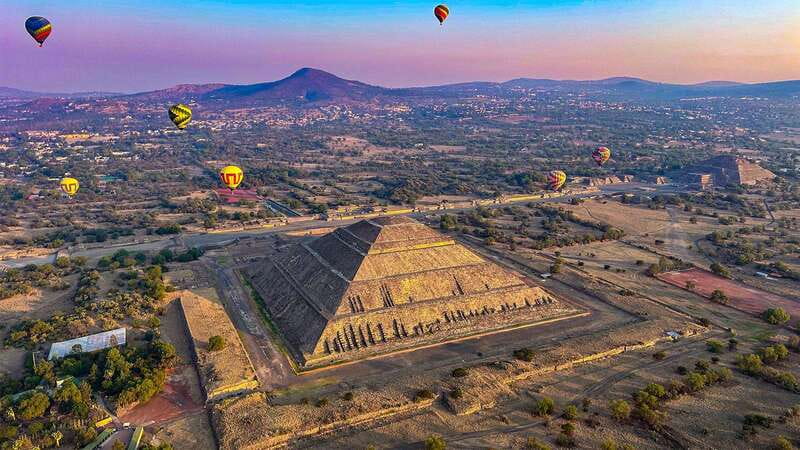 Teotihuacan: Hot Air Balloon Ride with Breakfast - The safety briefing and balloon launch
