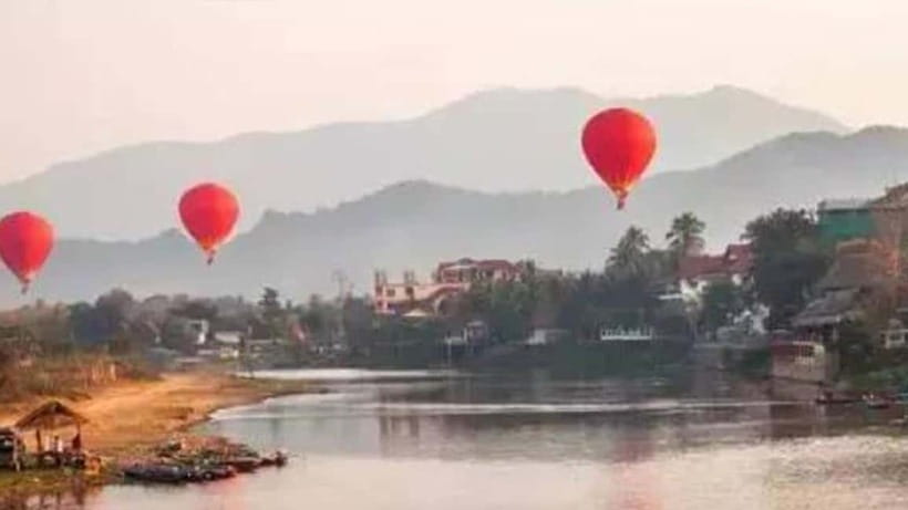 Vang Vieng: Hot Air Balloon Ride with City Hotel Pickup - Landing, certificate, and refreshments