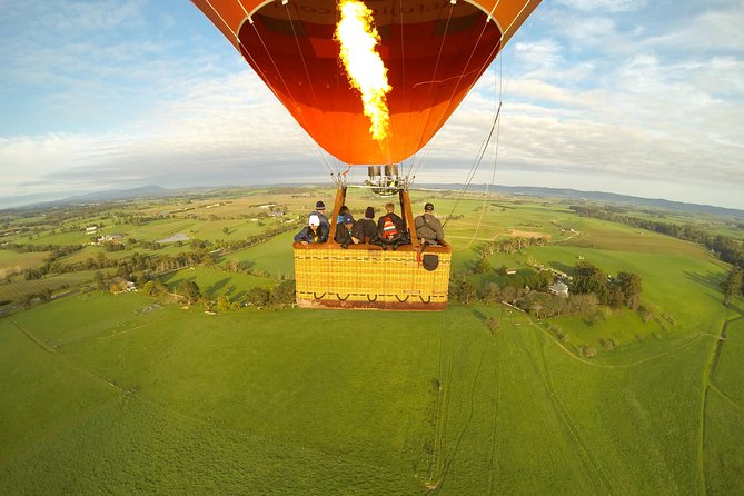 Yarra Valley sunrise balloon flight & champagne breakfast - A pilot who helps you read the view